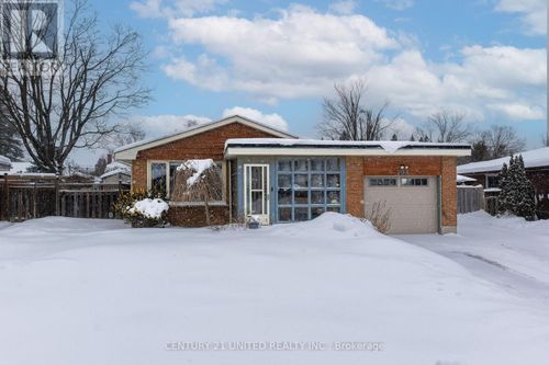 794 Foxe St, Peterborough, ON, K9H6Y7 | Card Image