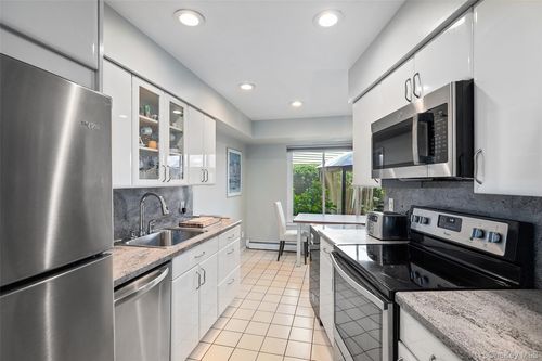 b4-7 Top Of The Rdg, Mamaroneck, NY, 10543-1734 | Card Image