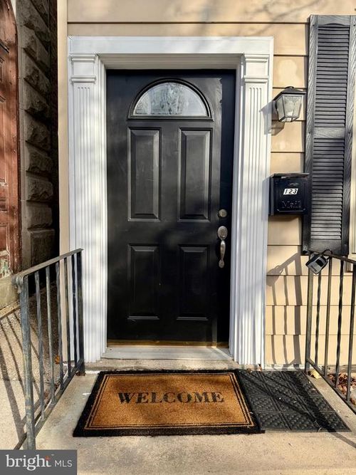 123 E Louther St, CARLISLE, PA, 17013-3028 | Card Image