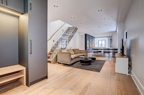 133 Yarmouth Rd, Toronto, ON, M6G1X3 | Card Image