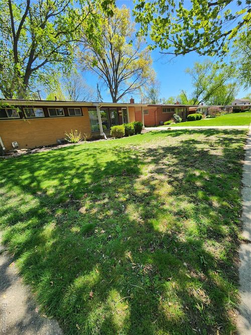 9248 Idaho St, Livonia, MI, 48150-3812 | Card Image