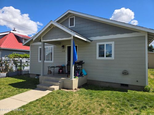 208 N Chestnut St, Toppenish, WA, 98948-1337 | Card Image