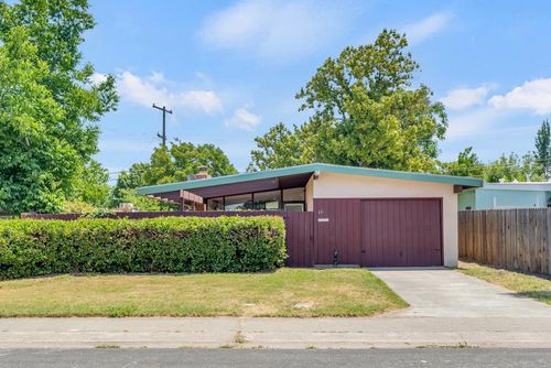801 Douglas St, West Sacramento, CA, 95605-2452 | Card Image