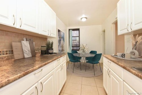 221-84-01 Main St, Briarwood, NY, 11435 | Card Image