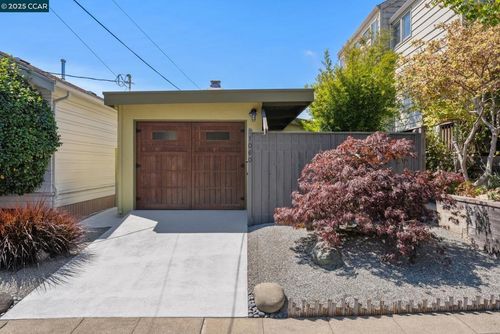 1060 Curtis St, Albany, CA, 94706-2419 | Card Image