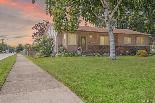 26701 Wenfield St, Roseville, MI, 48066-7137 | Card Image