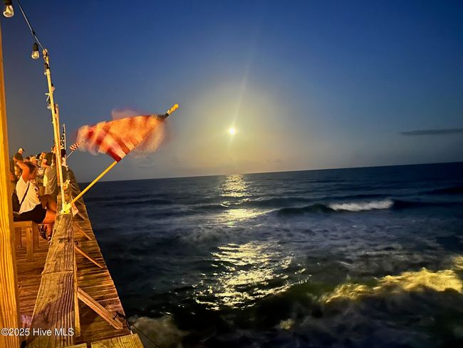 Walk down to the North End Pier for the Full Moon Party | Image 25