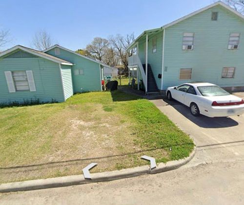 902 Thomas Ave, Pasadena, TX, 77506-5326 | Card Image