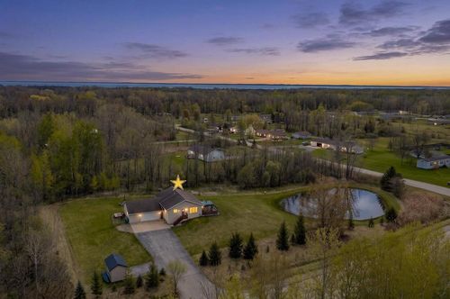 930 County Road J, LITTLE SUAMICO, WI, 54141 | Card Image