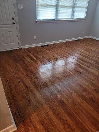 Livingroom Floors BEAMING | Image 3