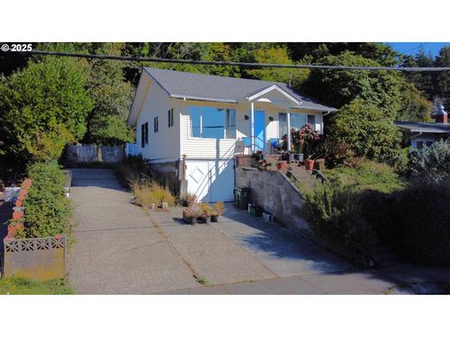 860 8th Ter, Coos Bay, OR, 97420-4104 | Card Image