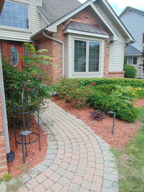 1396 Bembridge Dr, Rochester Hills, MI, 48307-5719 | Card Image
