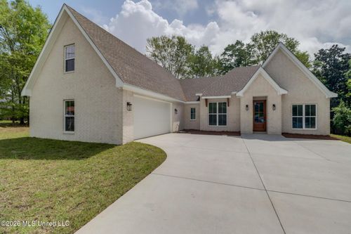 5586 Diamondhead Dr E, Diamondhead, MS, 39525-3315 | Card Image