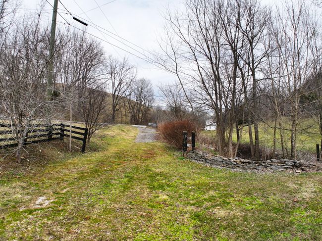 This is an unused access road. Notice the stacked stones on the right! | Image 54