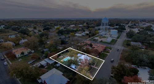 805 20th St, Hondo, TX, 78861-2408 | Card Image