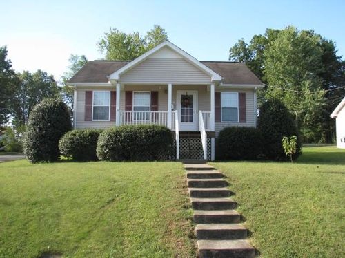 701 W 4th St, Dickson, TN, 37055-1612 | Card Image