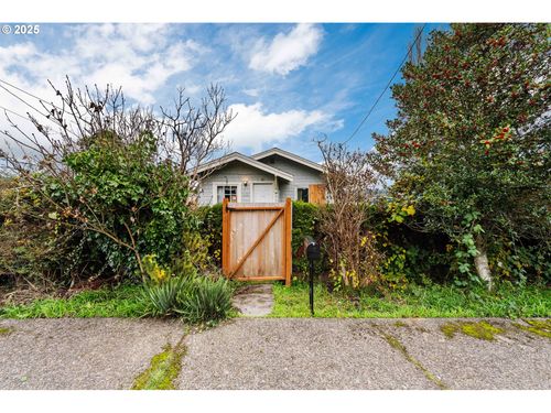 1066 S 8th St, Coos Bay, OR, 97420-1212 | Card Image