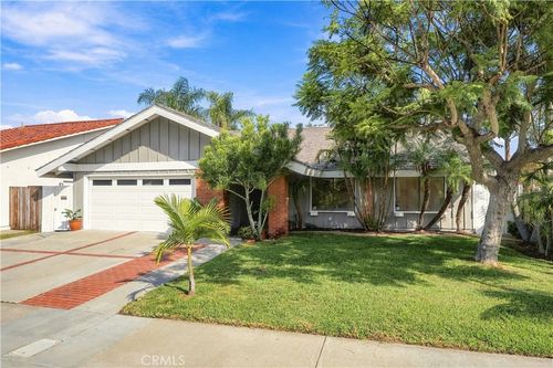 8641 Salt Lake Dr, Huntington Beach, CA, 92646-3245 | Card Image