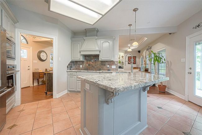 638 Winchester Trl, House other with 3 bedrooms, 3 bathrooms and 2 parking in Angleton TX | Image 11