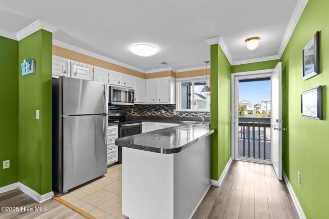 Kitchen Area + Entryway | Image 18