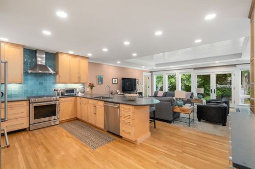 893 Watertown St, Newton, MA, 02465 | Card Image