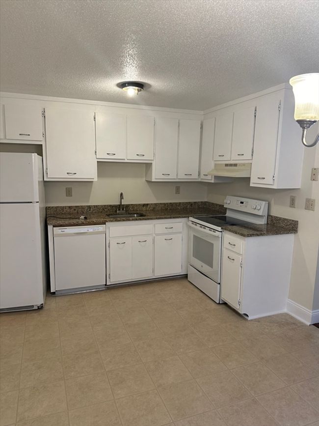 UNIT-6 - 1700 Skyline Dr, Condo with 2 bedrooms, 1 bathrooms and 2 parking in Lowell MA | Image 37