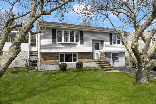 112 Center Ave, Middletown, RI, 02842-5812 | Card Image
