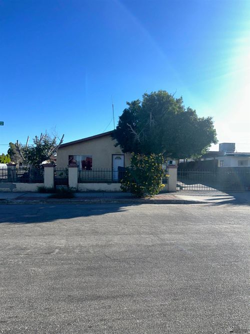 2203 S Maple Ave, Yuma, AZ, 85364-6572 | Card Image