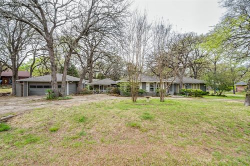 302 Comanche Dr, Lake Kiowa, TX, 76240-9553 | Card Image