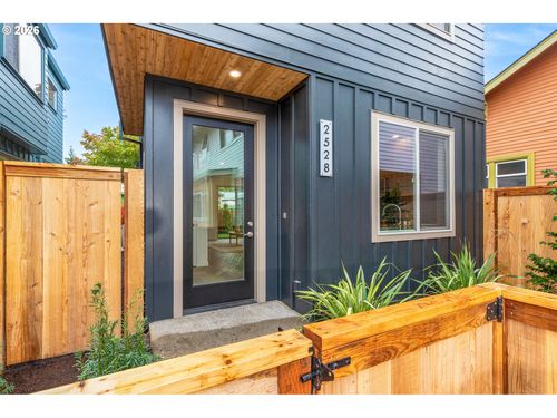 2528 Se 18th Ave, Portland, OR, 97202-1118 | Card Image