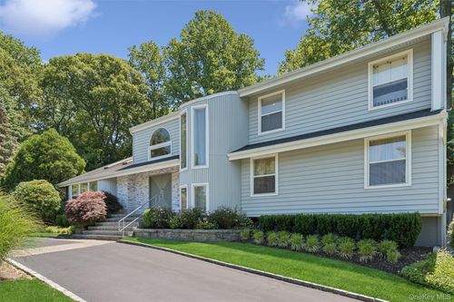 2 Greenwood Ln, Woodbury, NY, 11797-2630 | Card Image