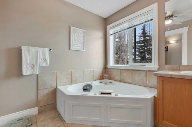 163 Strathridge Place Sw, Home with 3 bedrooms, 3 bathrooms and 4 parking in Calgary AB | Image 23