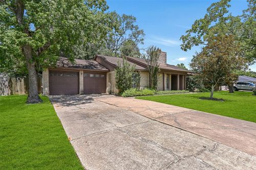 1109 W Castlewood Ave, Friendswood, TX, 77546-5329 | Card Image