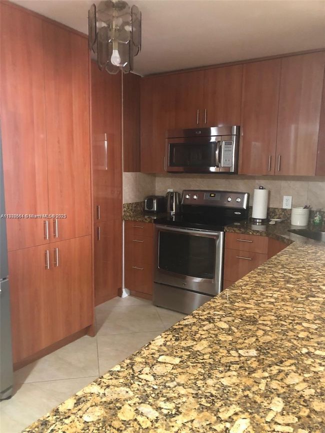 APT-5H - 1865 S Ocean Dr, Condo with 1 bedrooms, 2 bathrooms and null parking in Hallandale Beach FL | Image 5