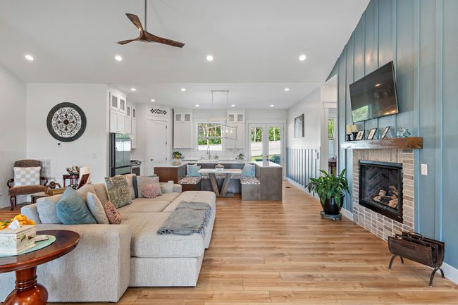 Open living area with vaulted ceiling | Image 5