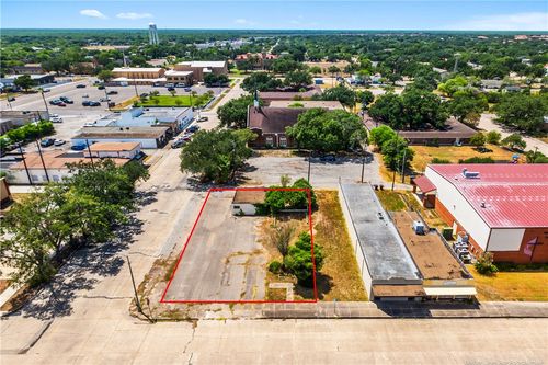 105 N 5th St, Kingsville, TX, 78363-4415 | Card Image