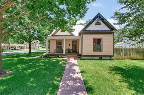 506 Gresham St, Smithville, TX, 78957-1421 | Card Image