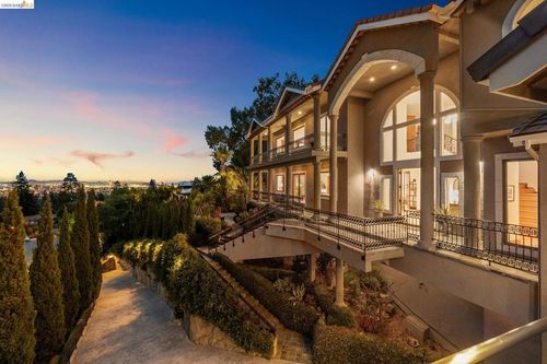 33 33 Somerset Rd, Oakland, CA, 94611 | Card Image