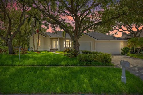 2706 Skimmer Point Dr S, Gulfport, FL, 33707-3988 | Card Image