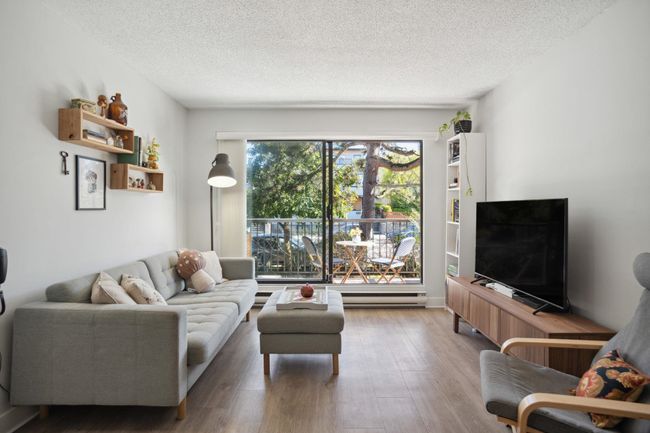 202 - 251 W 4 Th Street, Condo with 2 bedrooms, 1 bathrooms and 1 parking in North Vancouver BC | Image 1