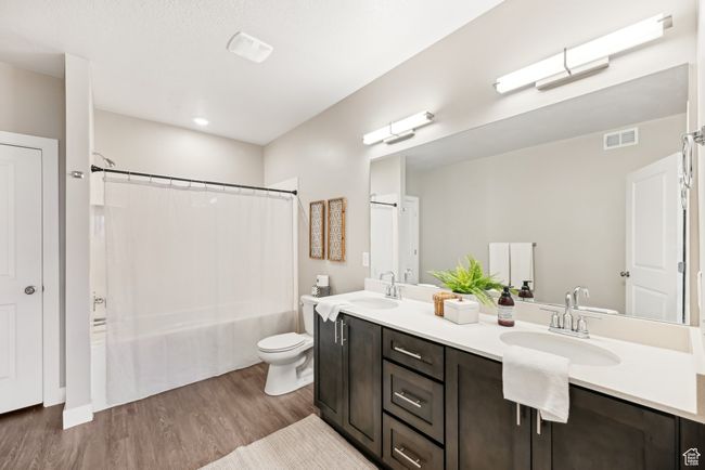 Huge Primary Bathroom with soaker tub and dual vanity | Image 14
