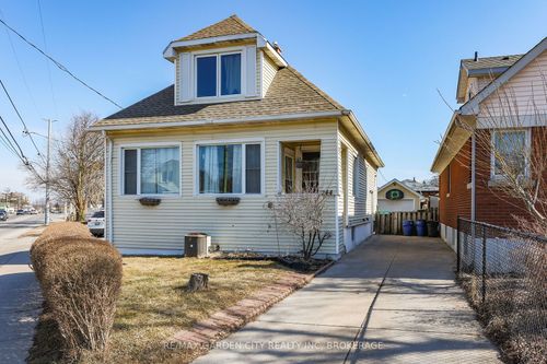 244 Niagara St, Saint Catharines, ON, L2M4V6 | Card Image