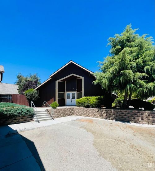 22 Village Ln, Tehachapi, CA, 93561-9667 | Card Image