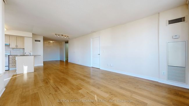 204 - 60 Disera Dr, Condo with 2 bedrooms, 2 bathrooms and null parking in Vaughan ON | Image 7