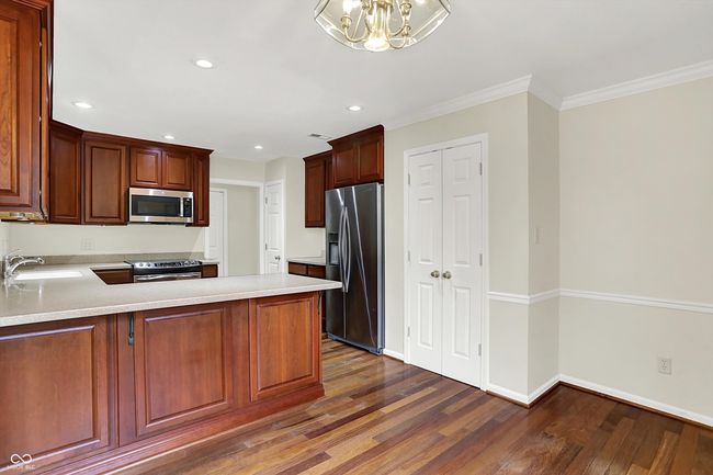 Eat-in kitchen area | Image 26