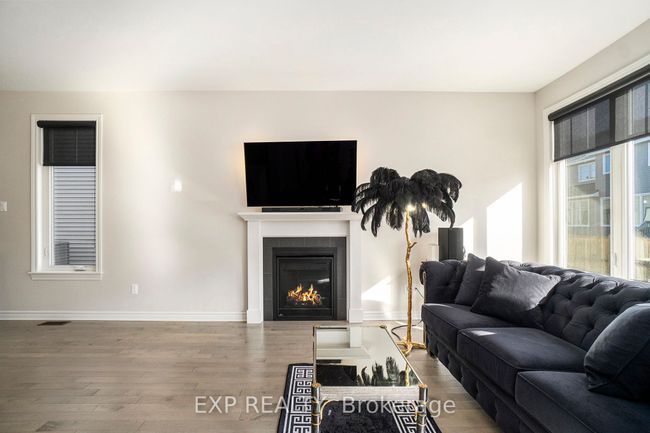 178 Angelonia Cres, House attached with 3 bedrooms, 3 bathrooms and 2 parking in Gloucester ON | Image 6