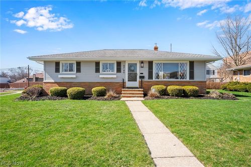 3740 W 214th St, Fairview Park, OH, 44126-1233 | Card Image