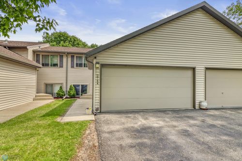 2744 32nd St S, Moorhead, MN, 56560-5458 | Card Image