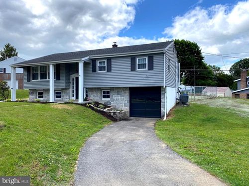 425 Weidman Ave, SINKING SPRING, PA, 19608-1223 | Card Image