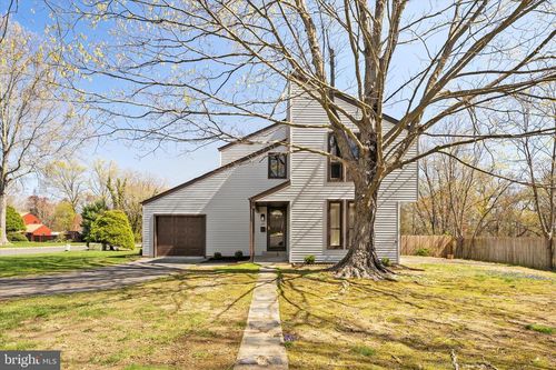 19 Enfield Dr, East Windsor, NJ, 08520-5501 | Card Image
